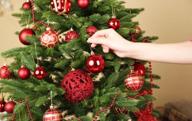 Какие игрушки нельзя вешать на новогоднюю елку: привлекут беду и нищету