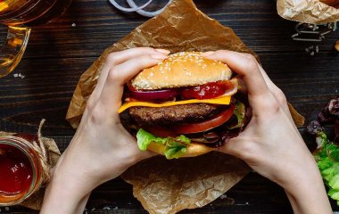 Лучший рецепт. Гамбургер с говяжьей котлетой и яйцом