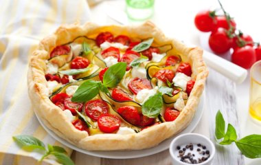 Праздник в тарелке: томатный пирог с беконом