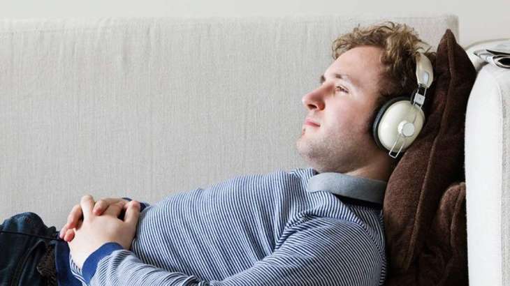Специалист назвал безопасное время прослушивания музыки в наушниках