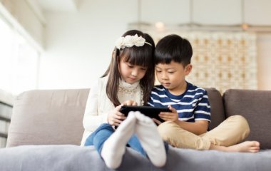 Сколько времени детям можно играть в телефоне?