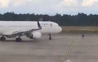 Відчайдушний пасажир пропустив рейс і доганяв літак злітною смугою: чим це закінчилося (фото)
