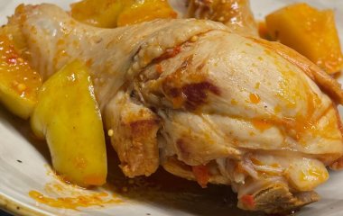 Швидка і смачна вечеря: рецепт курячих гомілок з яблуками