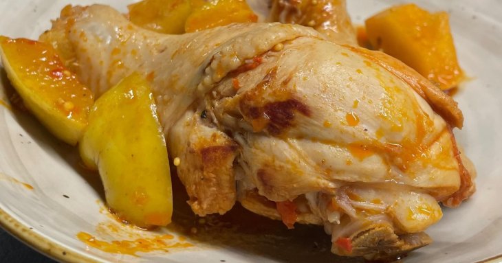 Швидка і смачна вечеря: рецепт курячих гомілок з яблуками