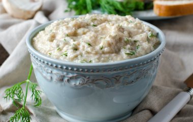 Без майонеза: легкая намазка из двух ингредиентов за 5 минут