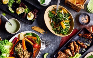 Витаминный салат из сельдерея, груши и фундука: очень вкусно и полезно