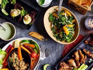 Витаминный салат из сельдерея, груши и фундука: очень вкусно и полезно