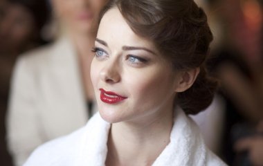 Марина Александрова примерила юбку с пайетками