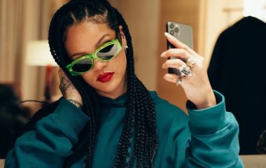 Рианна оголила бюст и живот через два месяца после родов