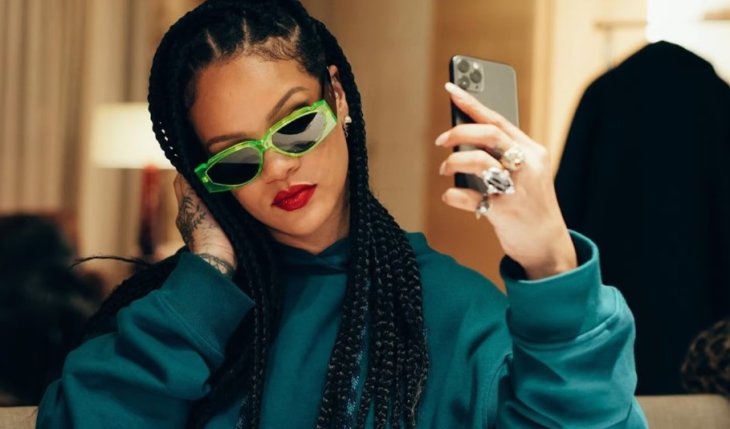 Рианна оголила бюст и живот через два месяца после родов