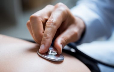 Хвилює не серце: Лікар розповіла про дивний біль перед інфарктом