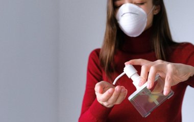 Лікар Янг: перехворіли на ковід, які потім пройшли вакцинацію мають найкращі антитіла проти нових штамів