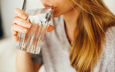 Что произойдет с организмом, если вместо других напитков пить только воду – исследование