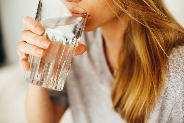 Что произойдет с организмом, если вместо других напитков пить только воду – исследование