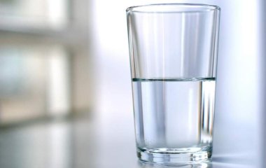 Дієтолог розповіла про користь випитої натще склянки води