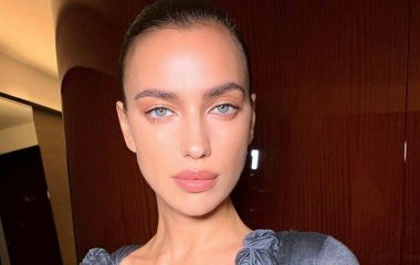 Ирина Шейк в кожаном плаще и топе с глубоким декольте гуляет в Нью-Йорке с дочерью Леей