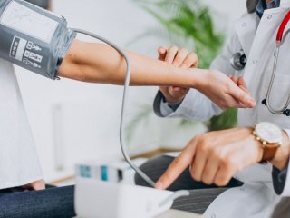 Что делать при пониженном давлении: кардиологиня дала советы для здоровья