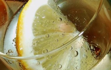 Домашній напій з лимона позбавить жирових відкладень на животі