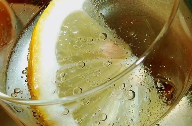 Домашній напій з лимона позбавить жирових відкладень на животі