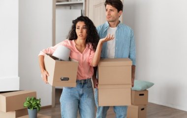 Старомодные обои и нелепые подоконники: 5 ошибок в дизайне интерьера, которые будут вас раздражать
