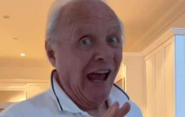 85-летний Энтони Хопкинс порадовал поклонников зажигательным танцем на кухне (видео)