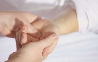 Медики рассказали, о каких проблемах со здоровьем говорит онемение рук и ног