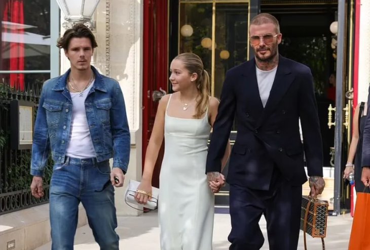 В вечернем платье и на каблуке: 12-летняя дочь Бекхэмов посетила модный показ матери в Париже