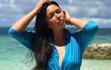 Ирина Дубцова поделилась эффектным снимком в синем купальнике