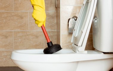 Чому чай і суп в жодному разі не можна виливати в унітаз: запам’ятайте це назавжди