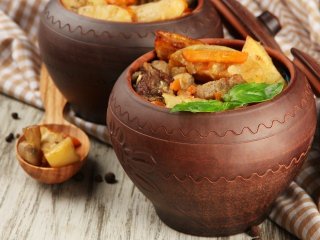 Нежное жаркое в горшочке