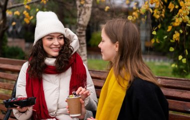 Як стати привабливою людиною, з якою всі хотітимуть спілкуватися та дружити: психологічний трюк