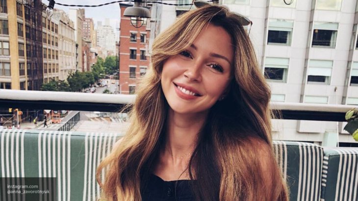 Анна Заворотнюк в облегающем костюме цвета ржавчины стала похожа на женщину-кошку