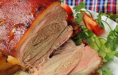 Запеченная голяшка с лимонами