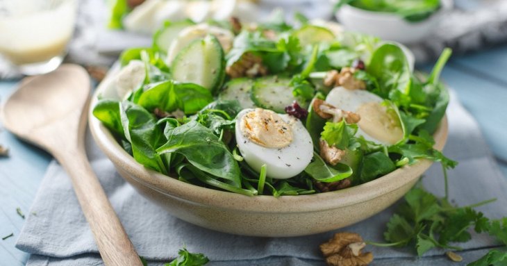 Весняний салат з огірків - ніжний, свіжий і дуже смачний