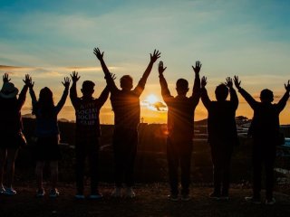 Як зрозуміти, що ви подобаєтесь людині: 9 прихованих сигналів мови тіла