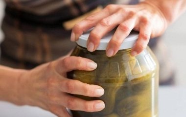 Як відкрити банку з тугою кришкою: три найкращі методи, які реально працюють