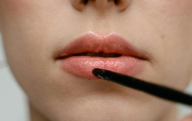 Один прийом у макіяжі, який візуально збільшує губи — і ніхто не здогадається, що це трюк