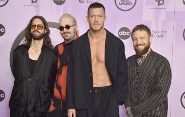 Известный американский певец расцеловал флаг Украины на своем концерте