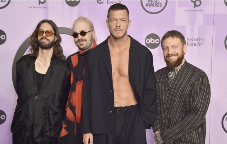 Известный американский певец расцеловал флаг Украины на своем концерте