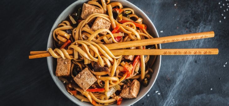 Вкуснейший удон с индейкой и овощами: съедается мгновенно