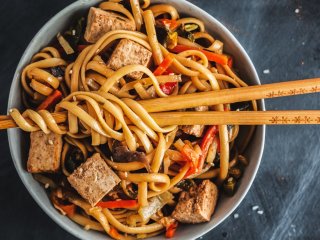 Вкуснейший удон с индейкой и овощами: съедается мгновенно