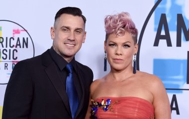 Pink різко відреагувала на чутки про розрив із чоловіком після 20 років шлюбу