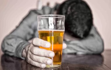 Лікарі розповіли про негативні наслідки регулярного вживання алкоголю