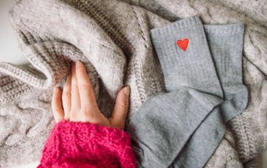 Лікарі пояснили, чому руки й ноги можуть постійно залишатися холодними навіть удома