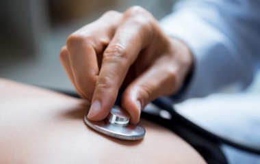 Кардіолог назвала першу ознаку відриву тромбу