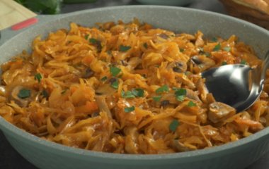 Вкусный обед для всей семьи: рецепт капусты с грибами со сметаной