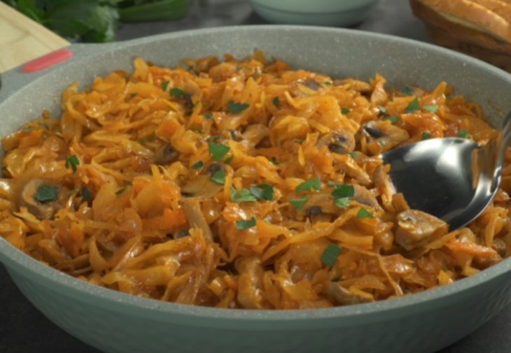 Вкусный обед для всей семьи: рецепт капусты с грибами со сметаной