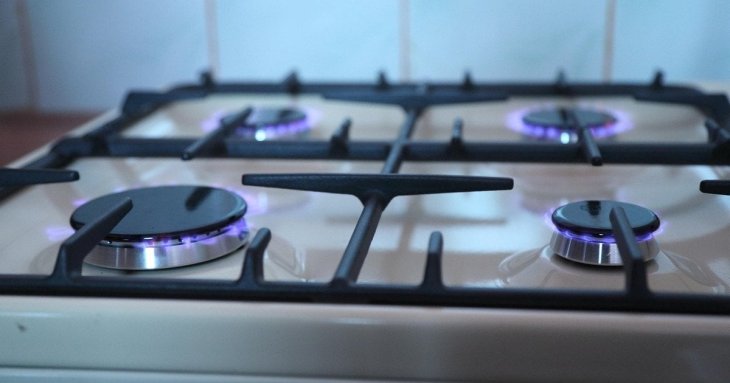 Чим можна відмити конфорки на газовій плиті: всього чотири компоненти — і бруд відлетить сам