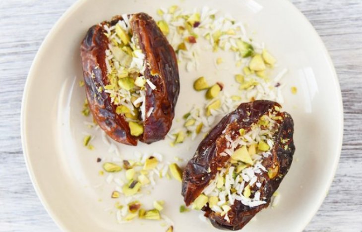 Вау рецепт. Финики, фаршированные фисташками и кокосовой стружкой