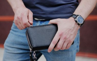 Как носить мужскую барсетку?